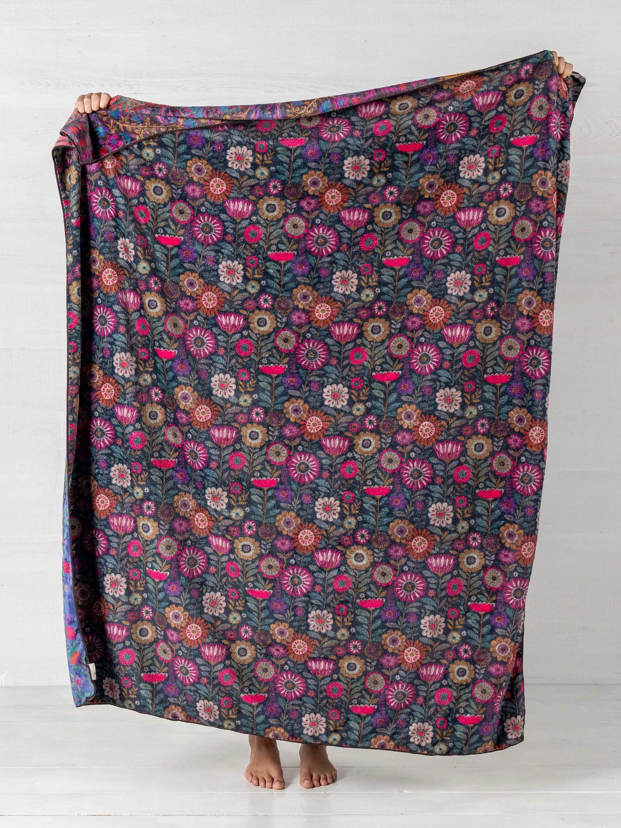 Double-Sided Cozy Throw Blanket - Cottage - Image 3